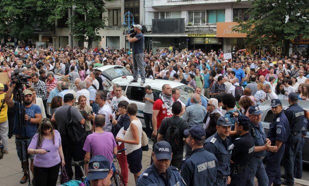 Повод за протеста стана прокурорска проверка на Министерство на правосъдието, назначена след публикация във в. „Труд"