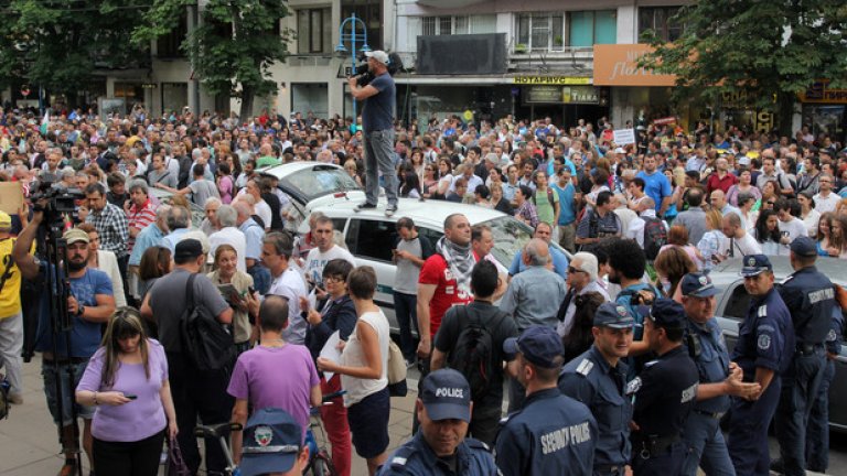 Повод за протеста стана прокурорска проверка на Министерство на правосъдието, назначена след публикация във в. „Труд"