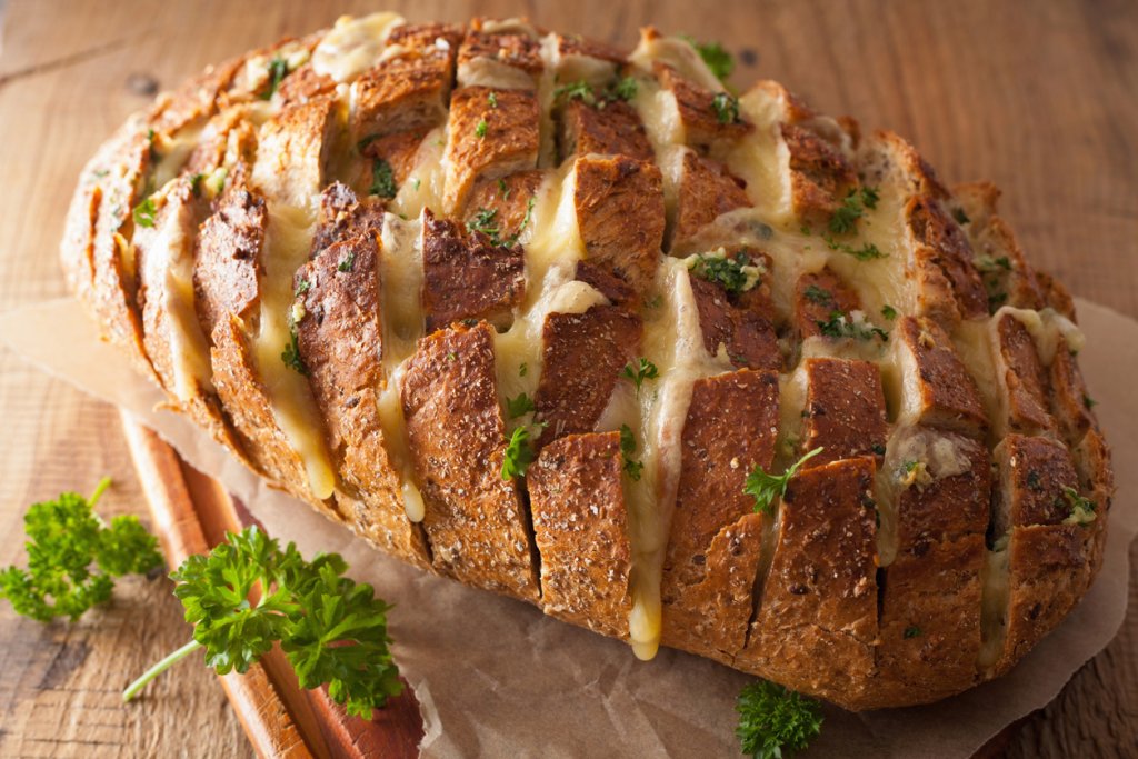 Хлебче със сирене и чесънЗа любителите на хляба и сиренето, на които им трябват само три съставки – хляб, сирене по избор и чесън. Хлябът се реже на решетка, като внимаваме да не го срежем докрай. Между резените слагаме сирене и скилидки чесън на филийки. Мажем с малко масло отгоре и запичаме до разтопяване на сиренето.