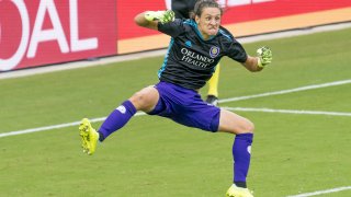 Невероятно: Изгонен вратар при дузпите, съдиите забравиха правилата, а полеви футболист се превърна в герой (видео)