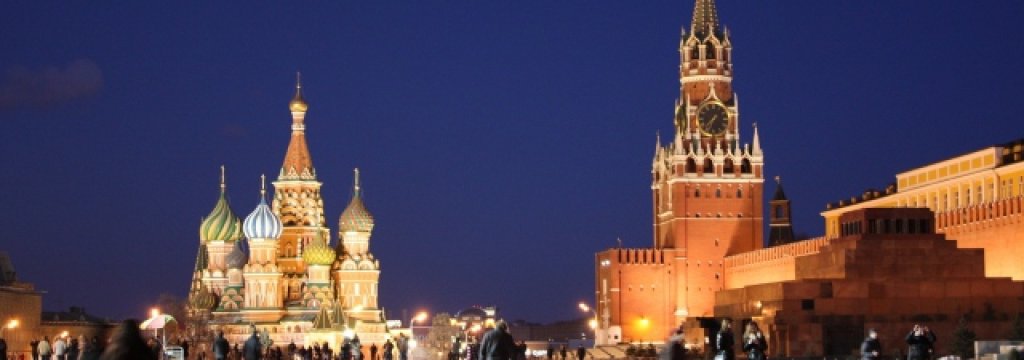 russia_moscow_kremlin_red_square_people_movement_evening_47943_640x360