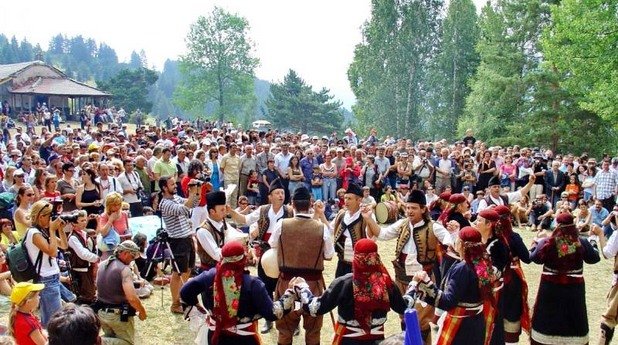 Гайдарско надсвирване в Гела

1-2 август, с. Гела

Всяка година в началото на август на Илинденските поляни край родопското село Гела се събират местните родове за раздумка и веселие. Традицията се спазва и до днес и съхранява песенното богатство на Родопите. Наблюдава се все по-засилен интерес към инициативата. На Илинденските поляни се стичат хора от цяла България. Посетителите на гайдарското надсвирване варират от 8000 до 13 000 хиляди на година.