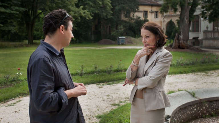 Кадър от "Момчето, което беше цар" - със съпругата на Симеон доня Маргарита Гомес-Асебо Сехуела