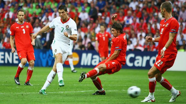 Кристиано Роналдо и компания нямаха проблеми за победата с 3:1 над Чехия в груповата фаза на Евро 2008