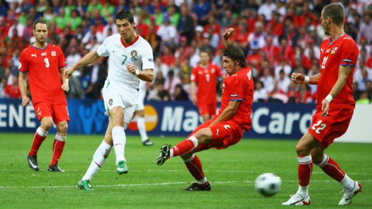 Кристиано Роналдо и компания нямаха проблеми за победата с 3:1 над Чехия в груповата фаза на Евро 2008