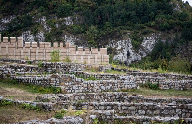 Крепостта "Кракра" в Перник с пластмасови плочки