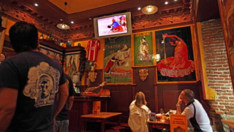 Дори, когато ние, българите, сме в ролята на чужденци някъде извън „земята като една човешка длан", животът в България започва да ни се струва далеч по-добър, а населението ни - с много повече достойнства.