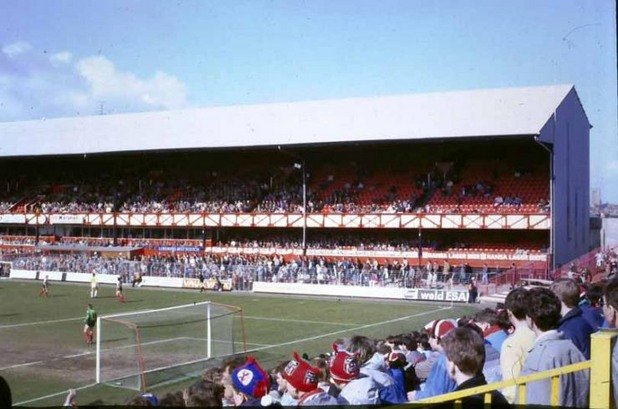 "Рокър Парк", Съндърланд
Шумът на "Рокър" бе нарицателно за атмосферата на този стадион.
Да замениш ревящото име на хеви-метъл стадиона с "Стадиона на светлината", както днес се нарича домът на Съндърланд...
Но краят на старото място бе предопределен от доклада на Лорд Тейлър през 1989-а след трагедията на "Хилзбъро".
