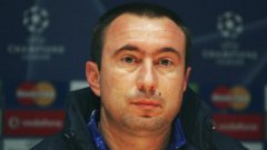 Стоилов е без работа след напускането на Казахстан и няма как слуховете да не го пращат в Левски