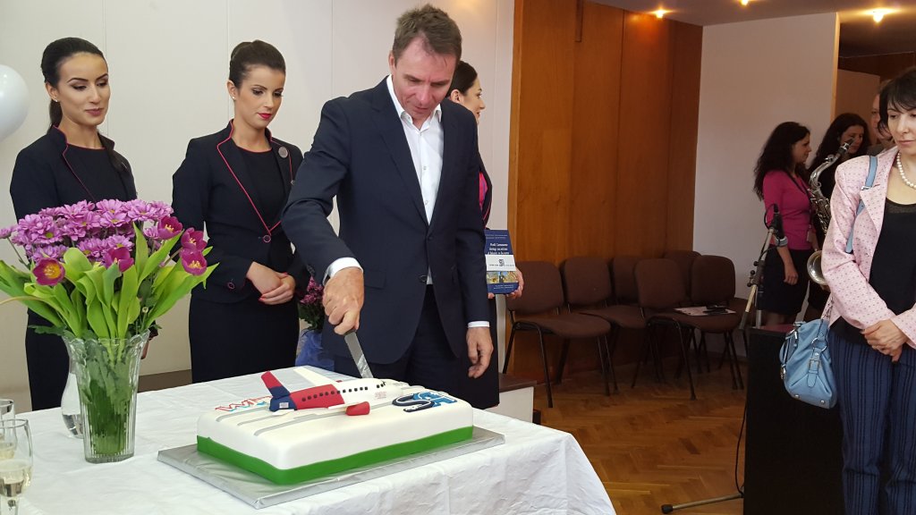 Накрая Йозеф Варади разразя и тортата - като на истински рожден ден