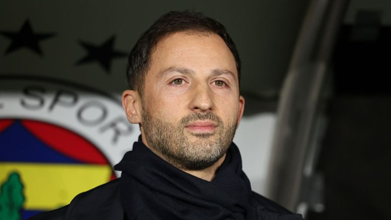 Фенербахче уволни треньора си след загубата от Галатасарай