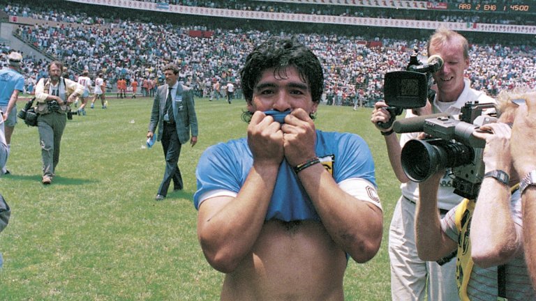 Диего Марадона целува фланелката на Аржентина след победата над Англия на четвъртфиналите на Мондиал 86
