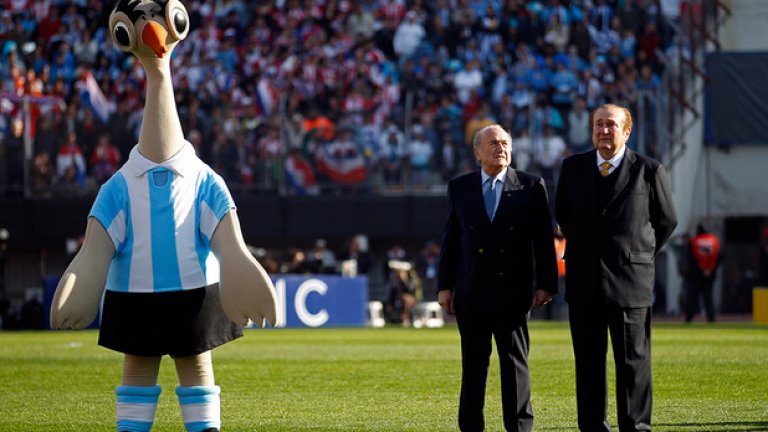 С покойния Хулио Грондона, шеф на аржентинската федерация, и талисмана на Копа Америка 2011. В Аржентина Блатер не е обичан, защото Марадона не го обича. А когато Диего е срещу някого, всеки правоверен аржентинец му е враг...