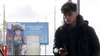 Евгений Пригожин и наемниците му се намират в много сложна ситуация - те са хванати в капана на кървавата офанзива в Бахмут, изтощени и оставени без нови хора и боеприпаси.