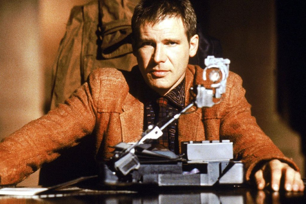\"Блейд Рънър\" (Blade Runner, 1982)
Дълго преди хита от миналата година на Дени Вилньов, „Блейд Рънър“ вече е класика. Филмът  на Ридли Скот от 1982 г. Проследява историята на Рик Декард, работещ като Блейд Рънър, ченге, чиято задача е да изтреби чо