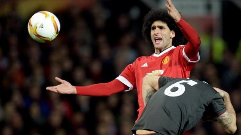 8. Непохватен, но с темперамент
Фелайни получи общо 15 картона, откакто пристигна в Юнайтед. Единствено Уейн Рууни (22) има повече за този период. И е непохватен не само с краката – забележете колко от битките му за висока топка завършват с нарушение за противника, заради разперените му лакти.