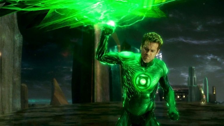 10. Green Lantern 2

Създателите на супергеройския екшън с Райън Рейнолдс "Зеленият фенер" определено са оптимисти - в края на филма има сцена, която намеква как един от персонажите "поема по лошия път". По този начин злодеят за продължението вече е готов... само че до такова продължение не се стига. "Green Lantern" не е особено успешен, охулен е заради множеството си слабости, а дори Рейнолдс се подиграва със себе си заради участието си в него. Плановете за продължение бързо бяха зарязани, а сега комиксите за Зелените фенери - въоръжените с магически пръстени на волята пазители на Вселената - ще оживеят отново на екран в нов филм, част от филмовата вселена на DC (Man of Steel, Batman v. Superman, Justice League). Този филм обаче няма да има нищо общо с онзи с Рейнолдс. Нормално - щом няма да е продължение, ще е рибуут.
