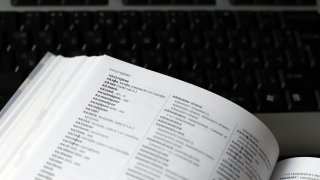 Грамотността е на няколко клика разстояние, нека не я пренебрегваме за сметка на някой и друг смешен лаф