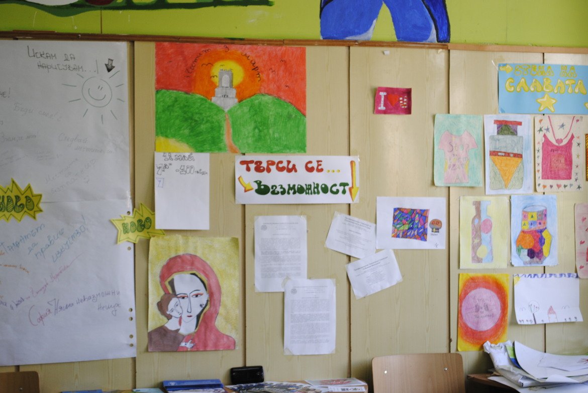На стената на стаята има всичко - мотивиращи фрази, ученически рисунки, съобщения и насоки за кандидатстване след осми клас. 