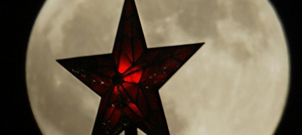 Отрязано финансиране
В края на миналата година обаче излязоха информации, че финансирането на масивния проект е замразено и той вероятно ще бъде отложен. Всички проекти, свързани с пилотирани полети до Луната, отсъстват от новата версия на Федералната космическа програма за 2016-2025 г., подготвена от "Роскосмос". По информация на в. "Известия" космическият кораб, който в перспектива може да излети до Луната, продължава да се разработва.”Роскосмос” обаче не съобщи да се е отказала от плана да строи лунна база.