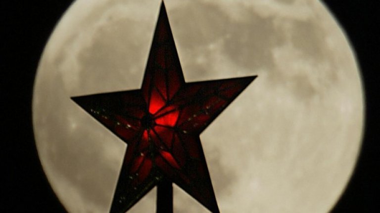 Отрязано финансиране
В края на миналата година обаче излязоха информации, че финансирането на масивния проект е замразено и той вероятно ще бъде отложен. Всички проекти, свързани с пилотирани полети до Луната, отсъстват от новата версия на Федералната космическа програма за 2016-2025 г., подготвена от "Роскосмос". По информация на в. "Известия" космическият кораб, който в перспектива може да излети до Луната, продължава да се разработва.”Роскосмос” обаче не съобщи да се е отказала от плана да строи лунна база.