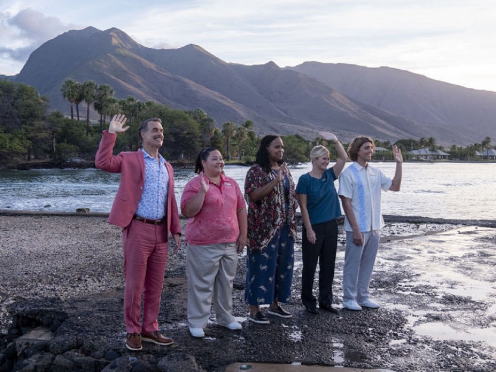 “Белият лотос”

Действието на новия лимитиран сериал на HBO се развива в курорт на Хавайските острови. Мъри Бартлет, Кони Бритън, Дженифър Кулидж, Александра Дадарио, Фред Хечингър, Джейк Лейси, Британи О'Грейди, Наташа Ротуел, Сидни Суини и Стив Зан са в ролите и на гости, и персонал на курорта, които в продължение на седмица се наслаждават едновременно на почивката и работата си на това райско място. 

Смесените им роли ги вкарват в доста комични ситуации, а с всеки нов епизод се разкрива, че привидните им весели усмивки крият тъмните страни на това уж идилично място.