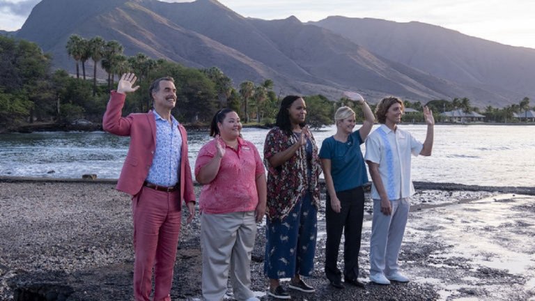 “Белият лотос”
Действието на новия лимитиран сериал на HBO се развива в курорт на Хавайските острови. Мъри Бартлет, Кони Бритън, Дженифър Кулидж, Александра Дадарио, Фред Хечингър, Джейк Лейси, Британи О'Грейди, Наташа Ротуел, Сидни Суини и Стив Зан са в ролите и на гости, и персонал на курорта, които в продължение на седмица се наслаждават едновременно на почивката и работата си на това райско място. 
Смесените им роли ги вкарват в доста комични ситуации, а с всеки нов епизод се разкрива, че привидните им весели усмивки крият тъмните страни на това уж идилично място.