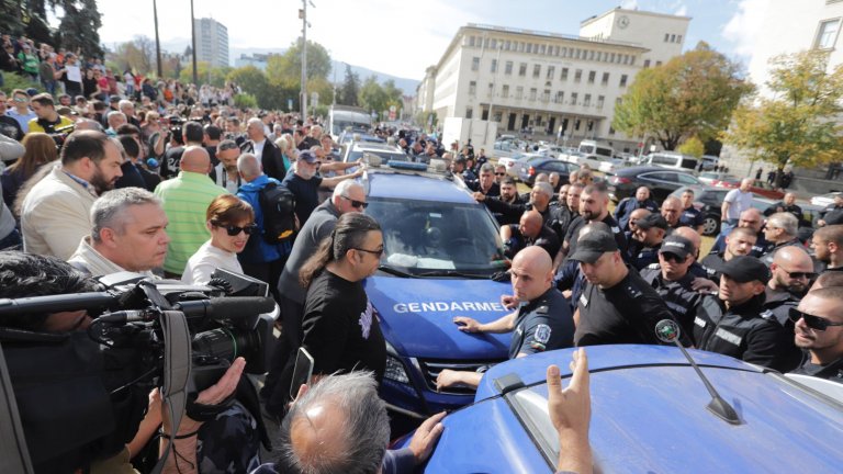 Протест в София заради отмяната на машинния вот (снимки)