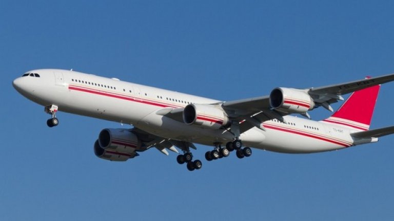 Airbus A340-500, Тунис
Няма значение дали тунизийският президент е бил напълно доволен от този струващ 238 млн. долара Airbus A340-500. Важното е, че правителството на Тунис го продаде, след като президентът Зин ал Абидин бен Али напусна властта. Независимо от внушителната си цена, всъщност този самолет не е бил използван твърде много, което е тъжно, защото характеристиките му са повече от добри: той има около 250 места и може да измине 8659 въдушни мили, както и да набере височина от 12,6 км. - без особени затруднения.