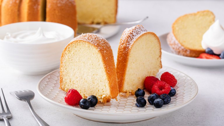 Ангелски кексИмето му идва както от приказния бял цвят, така и от пухкавата лека текстура. За кекса в дълбока и задължително суха купа се разбиват 9 белтъка с 200 грама захар. Когато сместа се стегне, към нея се добавят пакетче ванилия, кората на един лимон и щипка сол. Разбива се и се прибавят 150 грама брашно и пакетче бакпулвер. 
Изсипваме в леко намазнена форма за кекс и печем на 150 градуса до златист загар. Охлаждаме кекса и сервираме с плодове. Можем да гарнираме с ванилов сладолед или сметана.