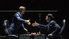 Настоящият световен шампион по шахмат - 23-годишният Магнус Карлсен (Норвегия) поздравява претендента за титлата - 44-годишният индиец Вишванатан Ананд след 6-часова игра, завършила с реми. Мачът за най-високото отличие в шахмата се играе в Сочи. 