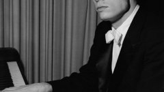 Великият канадски пианист Глен Гулд служи за пример на служителите на Apple. Неговата прецизност и любов към развиващата се техника (той е сред първите, които изцяло се поддават на чара на студийните записи), може да ги научи на морално отношение към технологиите в новата епоха