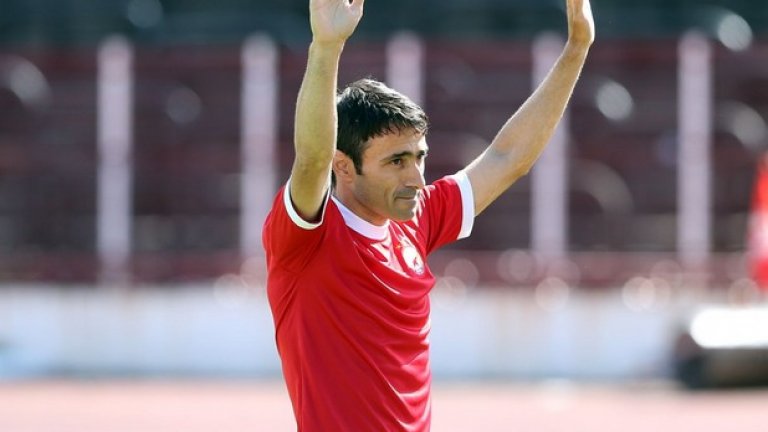 Тодор Янчев спря с футбола пред червените фенове, които скандираха името му.