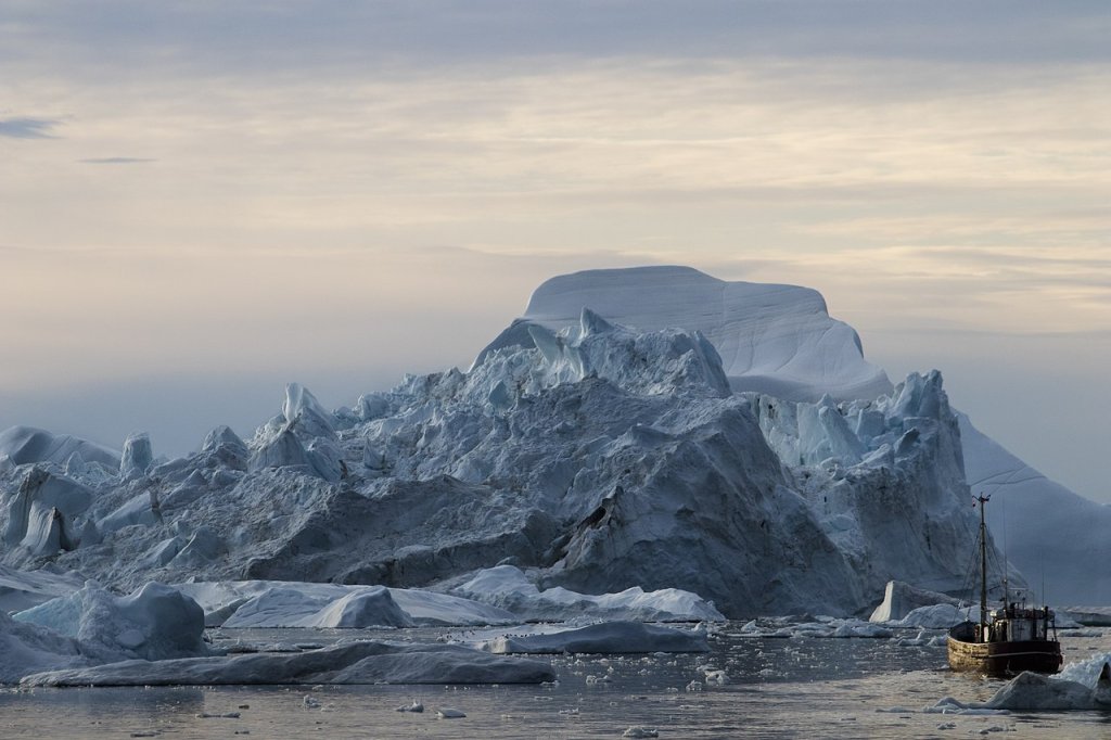 Scenic_view_of_Greenland_icebergs_in_Baffin_Bay_in_Disko_Bay_07