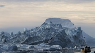 Scenic_view_of_Greenland_icebergs_in_Baffin_Bay_in_Disko_Bay_07