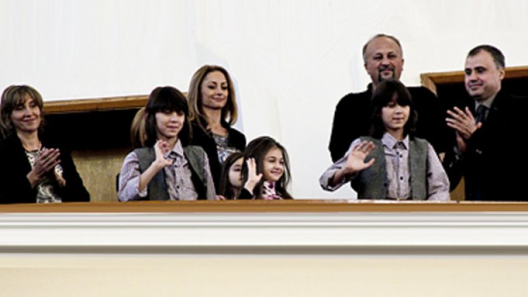 “Скъпи Ибрахим Игнатов и Хасан Игнатов, получихме много имейли от родителите на други участници, изясняващи, че вашите родители или гости са правили видеозаписи и са ги качили в YouTube”, написаха организаторите на конкурса. “Ние очакваме участниците да са прочели ръководството за рецитала и да са осъзнали, че „Карнеги хол” е икона за музикантите, като музей със собствени традиции. Очакваме участниците да покажат своето най-добро поведение и респект към правилата на залата и ограниченията”