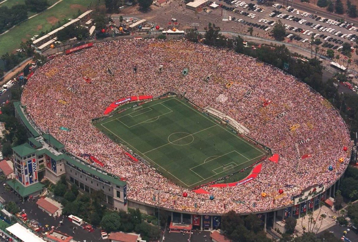 Стадион „Роуз Боул“ в Пасадена, Калифорния. Финал на Световното първенство от САЩ 94. Символично, феновете наброяват 94 194.
