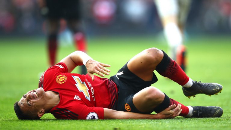 Алексис Санчес също се хвана за крака на дербито с Ливърпул, но в момента е един от малкото налични атакуващи играчи. Проблемът при него остава ужасно слабата му форма