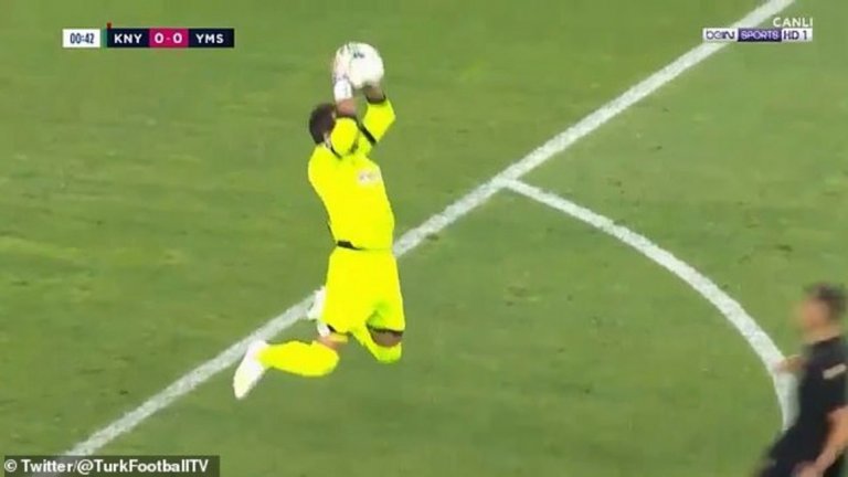 За 13 секунди: Вратар получи най-бързия червен картон в Турция (видео)