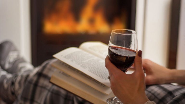 Чудите се какво да правите тази вечер? Препоръчваме ви и книгите, и виното