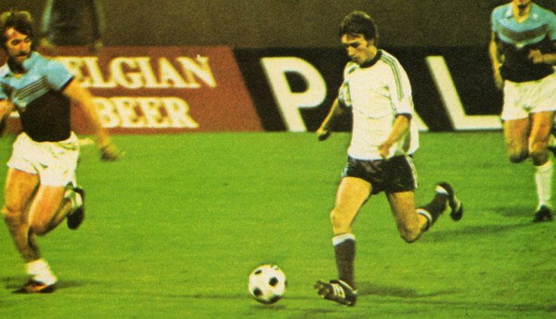 Андерлехт 1976-78 г.
В три поредни години белгийският гранд стигаше финал в турнира. През 1976-а победи Уест Хем с 4:2 на финала (на снимката), после загуби с 0:2 от Хамбургер на Кевин Кийгън, а накрая смаза с 4:0 Аустрия в третия пореден двубой за трофея. Някъде в тези години се ражда и песента на агитката на Славия "Белите са Андерлехт", особено популярна, след като белгийците разбиват с 6:1 Локомотив (Сф) в нашата столица по пътя към третия си финал поред.