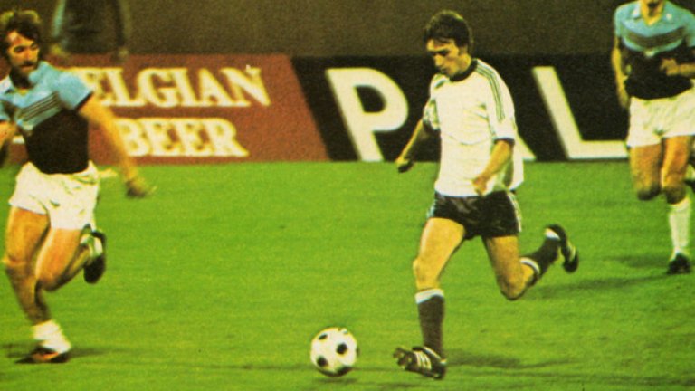 Андерлехт 1976-78 г.
В три поредни години белгийският гранд стигаше финал в турнира. През 1976-а победи Уест Хем с 4:2 на финала (на снимката), после загуби с 0:2 от Хамбургер на Кевин Кийгън, а накрая смаза с 4:0 Аустрия в третия пореден двубой за трофея. Някъде в тези години се ражда и песента на агитката на Славия "Белите са Андерлехт", особено популярна, след като белгийците разбиват с 6:1 Локомотив (Сф) в нашата столица по пътя към третия си финал поред.