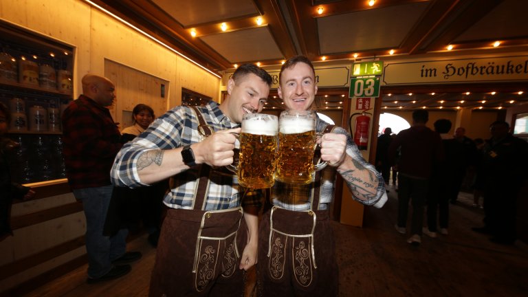 Първият ден на Октоберфест: Тълпи, бира и дъжд (снимки)