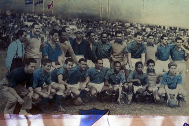 4. Златните години на Dimayor и Синия балет

В резултат на всичко това колумбийската лига Dimayor се превръща в най-атрактивния футболен шампионат в Южна Америка. Започнало с 10 отбора през 1948 г., само две години по-късно първенството вече наброява 18 участници. Над всички е Милионариос (Богота), известен още като Синия балет. Четирикратни шампиони на Dimayor (1949, 1951, 1952, 1953), „милионерите” от Богота с Педернера, Ди Стефано и още осем аржентинци в състава си печелят и турнира „Копа Колумбиана” (1953), създаден по модела на Кралската купа в Испания. Този турнир позволява на отборите да играят повече мачове, а заедно с футболистите си да изкарват и повече пари. Ди Стефано два пъти завършва като голмайстор №1 на лигата (1951 - 32 гола, 1952 - 19 гола). Върхът на всичко е гастролът на Милионариос на стадион „Сантяго Бернабеу” в Мадрид и безмилостната им победа над Реал с 4:2 в мач, с който се отбелязва 50-ата годишнина от основаването на Кралския клуб. Стадионите в Колумбия пращят от публика, тъй като зрителският интерес е небивал, при това срещу не съвсем евтини билети. Властите в Колумбия са във възторг от футболните увлечения на населението, тъй като по онова време обстановката в страната е твърде нестабилна. Дори правителството на САЩ подкрепя Dimayor, тъй като вижда във футбола отдушник на социалните страсти. Има достатъчно политически анализи, които сочат, че именно футболът е попречил на това в Колумбия да се надигне сериозно комунистическо движение точно по онова време.