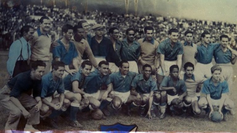 4. Златните години на Dimayor и Синия балет

В резултат на всичко това колумбийската лига Dimayor се превръща в най-атрактивния футболен шампионат в Южна Америка. Започнало с 10 отбора през 1948 г., само две години по-късно първенството вече наброява 18 участници. Над всички е Милионариос (Богота), известен още като Синия балет. Четирикратни шампиони на Dimayor (1949, 1951, 1952, 1953), „милионерите” от Богота с Педернера, Ди Стефано и още осем аржентинци в състава си печелят и турнира „Копа Колумбиана” (1953), създаден по модела на Кралската купа в Испания. Този турнир позволява на отборите да играят повече мачове, а заедно с футболистите си да изкарват и повече пари. Ди Стефано два пъти завършва като голмайстор №1 на лигата (1951 - 32 гола, 1952 - 19 гола). Върхът на всичко е гастролът на Милионариос на стадион „Сантяго Бернабеу” в Мадрид и безмилостната им победа над Реал с 4:2 в мач, с който се отбелязва 50-ата годишнина от основаването на Кралския клуб. Стадионите в Колумбия пращят от публика, тъй като зрителският интерес е небивал, при това срещу не съвсем евтини билети. Властите в Колумбия са във възторг от футболните увлечения на населението, тъй като по онова време обстановката в страната е твърде нестабилна. Дори правителството на САЩ подкрепя Dimayor, тъй като вижда във футбола отдушник на социалните страсти. Има достатъчно политически анализи, които сочат, че именно футболът е попречил на това в Колумбия да се надигне сериозно комунистическо движение точно по онова време.