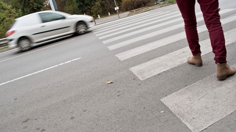 Група граждани от Клуб "Безопасни улици" се опитаха да пресекат на пешеходната пътека срещу Софийския университет, стремейки се да го направят съгласно мотивите в становището на Висшия адвокатски съвет.