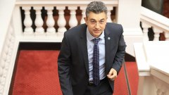 "Нямам намерение да се лишавам от безспорни експерти в правителството си", пише още Николов