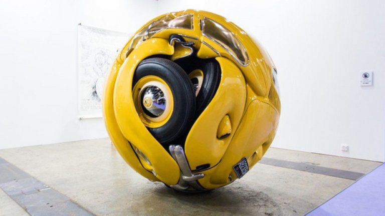 В центъра Art Basel в Хонг Конг може да видите този необикновен VW Beetle.