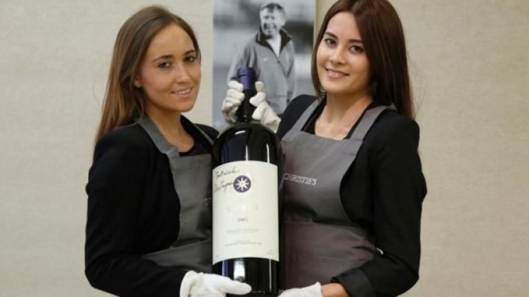 Продава вино. През 2014-а, точно в деня, в който бе уволнен Дейвид Мойс, Сър Алекс организира търг, на който се раздели с някои от бутилките в колекцията си. Шотландецът прибра 2.3 млн. паунда.