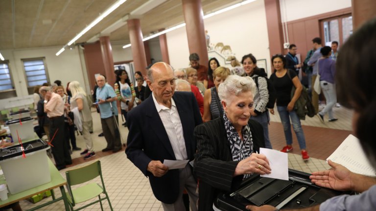 Въпреки полицейския натиск гласуването върви с пълна сила